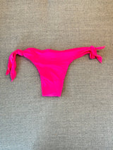 Calzón Bikini Fucsia con Amarras