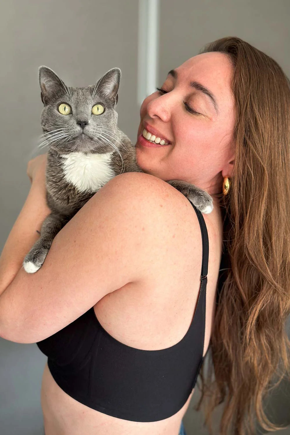 Paula, Fundadora de Love Lust con su gata Bruna y el bralette que lleva su nombre.